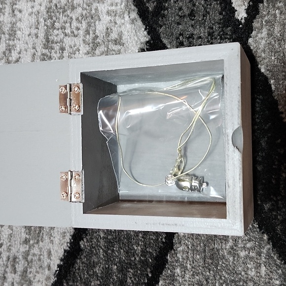 SKULL GLOW-IN-DARK STONE NECKLACE & BUCKET LIST KEEPSAKE BOX - Picture 11 of 14